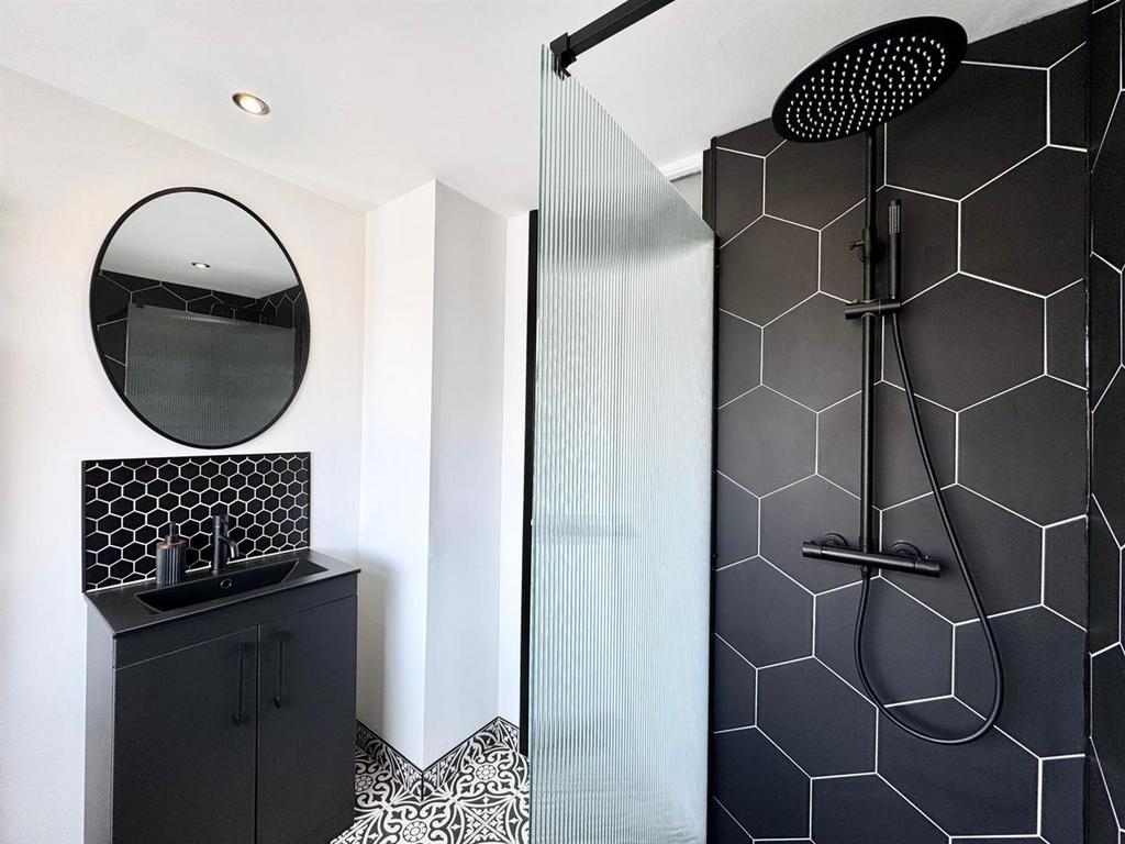 Shower room (2).jpg