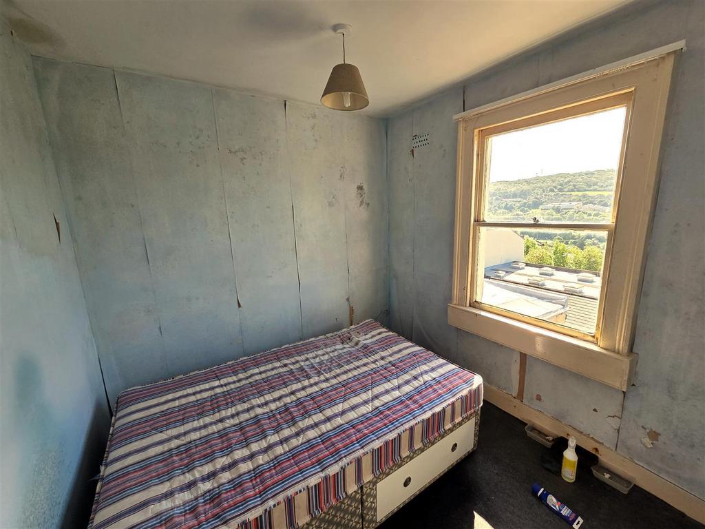 2 Claremont - Bedroom.jpg