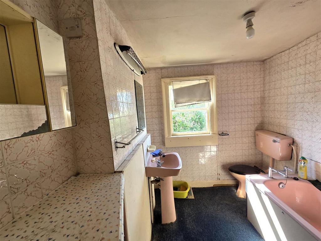 2 Claremont - Bathroom.jpg