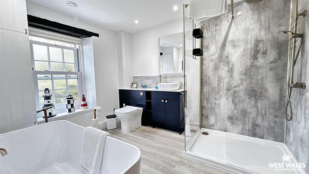 Bathroom (2).jpg