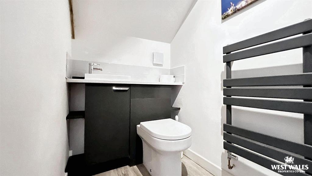 Bedroom 3 WC.jpg