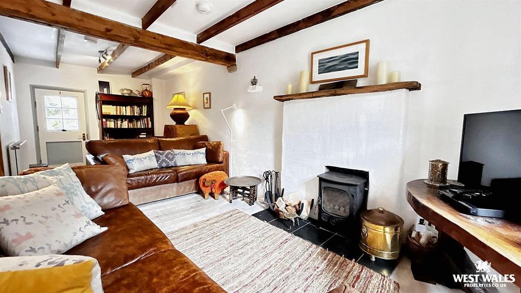 Living Room 3.jpg