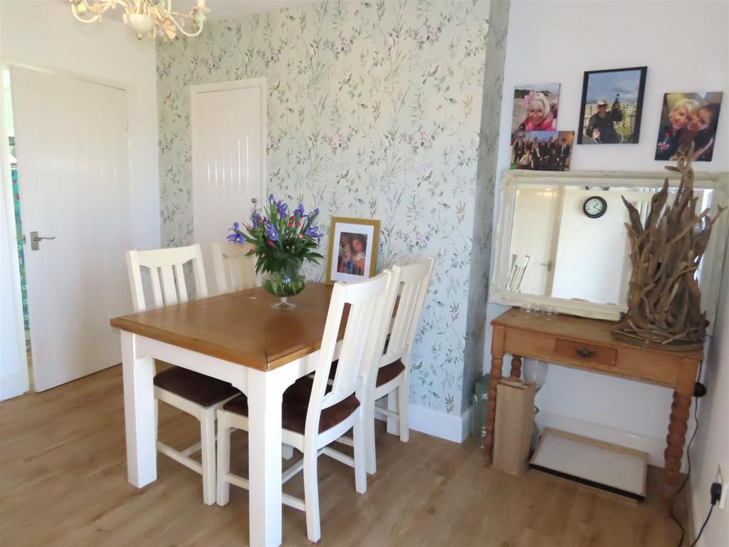 Additional dining room photo