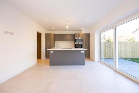 4 bedroom house to rent, Silvan Court, Macclesfield