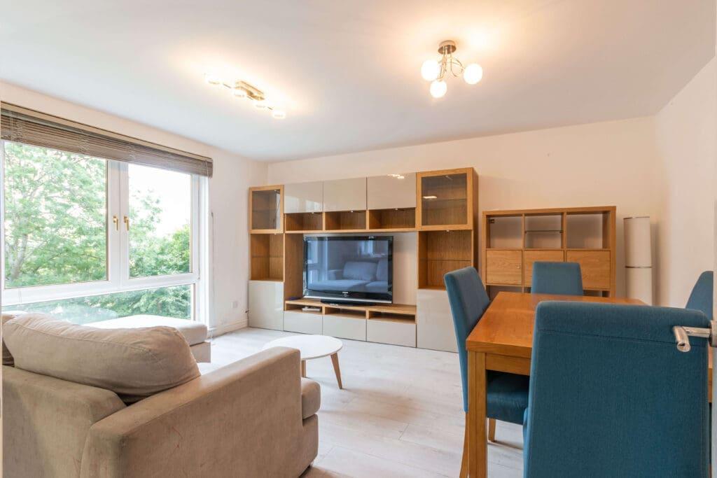 Apartment in Edinburgh, East Craigs - View 2