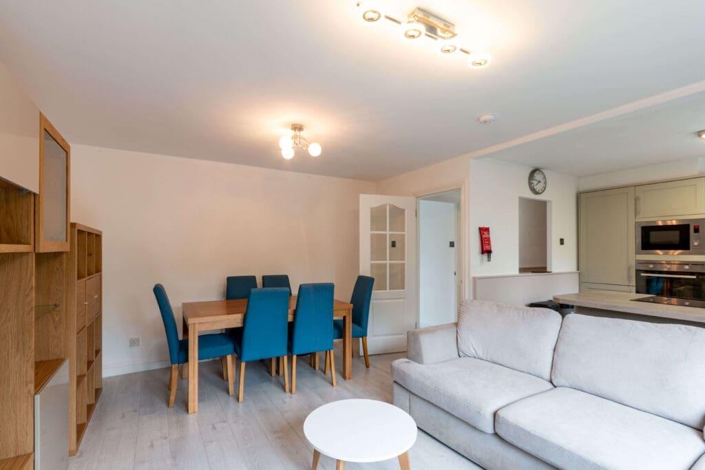 Apartment in Edinburgh, East Craigs - View 3