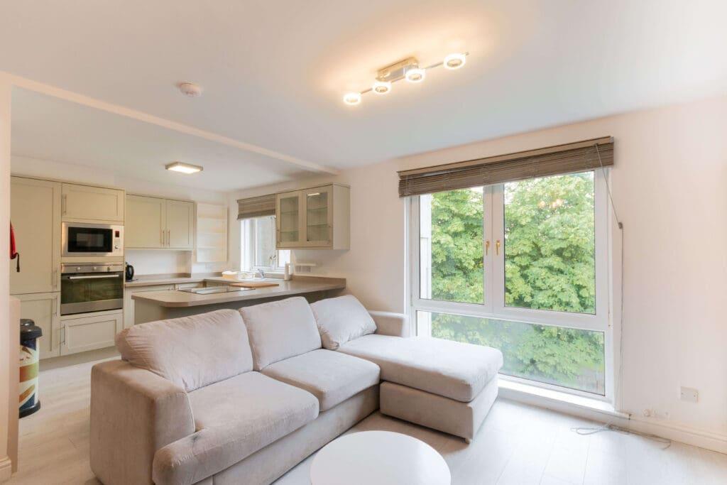 Apartment in Edinburgh, East Craigs - View 4