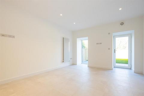 3 bedroom house to rent, Silvan Court, Macclesfield