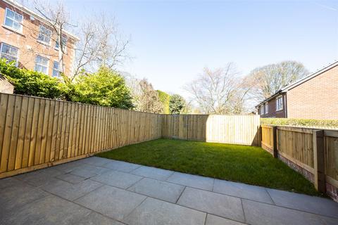 3 bedroom house to rent, Silvan Court, Macclesfield