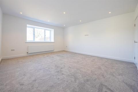 3 bedroom house to rent, Silvan Court, Macclesfield