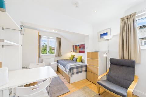 Studio to rent, Grove Road, Windsor, Berkshire, SL4