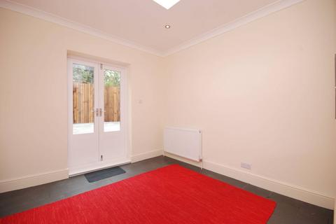 4 bedroom house to rent, Holly Park Road, Friern Barnet, London, N11