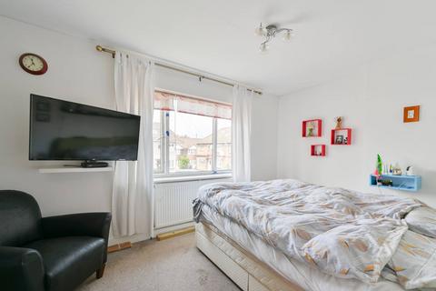 30 Dalton Avenue, Mitcham, CR4 3DT