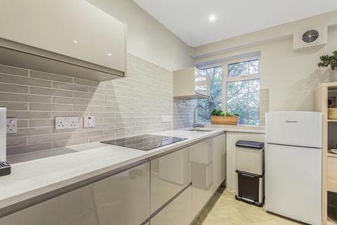 3 bedroom apartment for sale, Dainton Close, Bromley