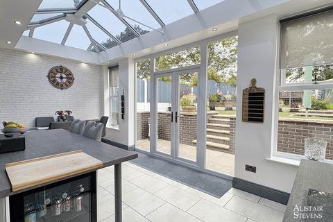 42 Edward Road, Shaw, Oldham, OL2 7EY