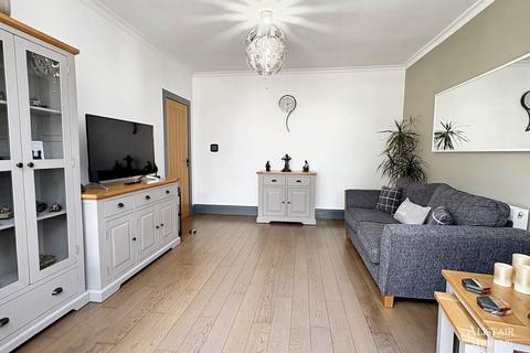 42 Edward Road, Shaw, Oldham, OL2 7EY
