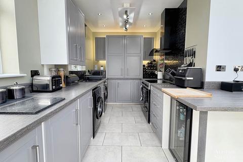 42 Edward Road, Shaw, Oldham, OL2 7EY