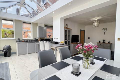 42 Edward Road, Shaw, Oldham, OL2 7EY