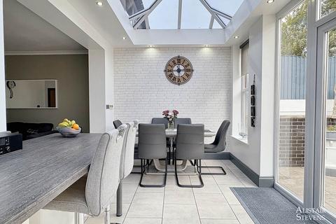 42 Edward Road, Shaw, Oldham, OL2 7EY
