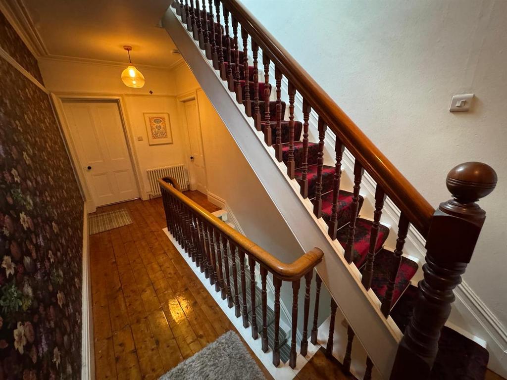 Spacious galleried landing