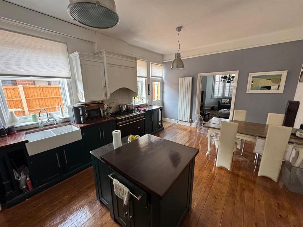 Dining kitchen
