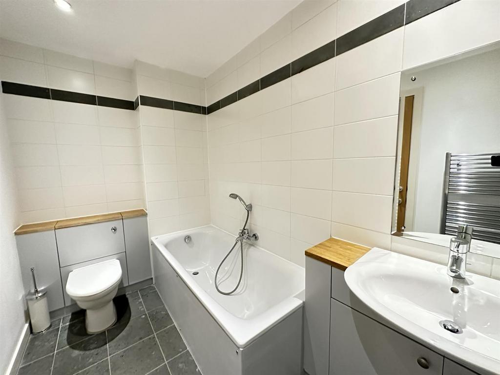 Bed 2 ensuite bthrm.JPEG