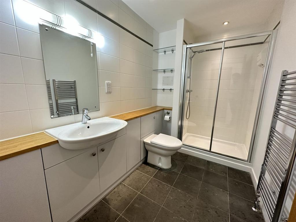 Master ensuite.JPEG
