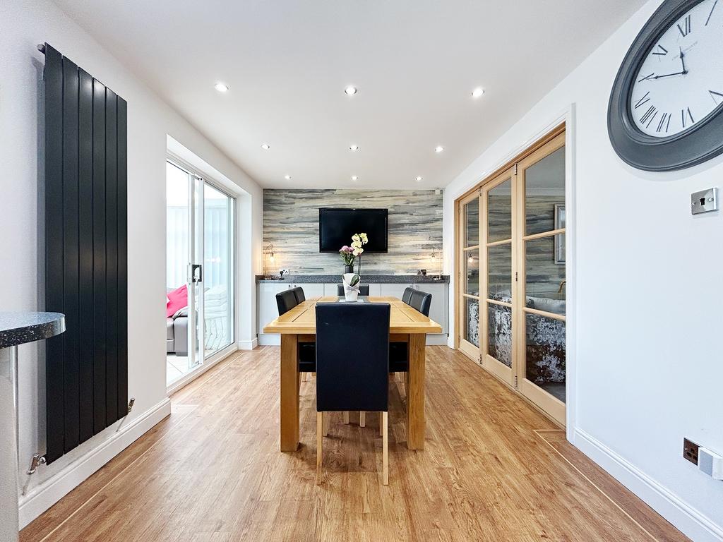 Kitchen / dining