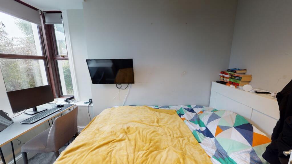 A cozy double bedroom featuring a comfortable b...