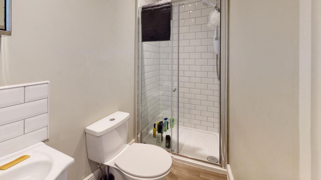 This modern bathroom features a sleek design wi...