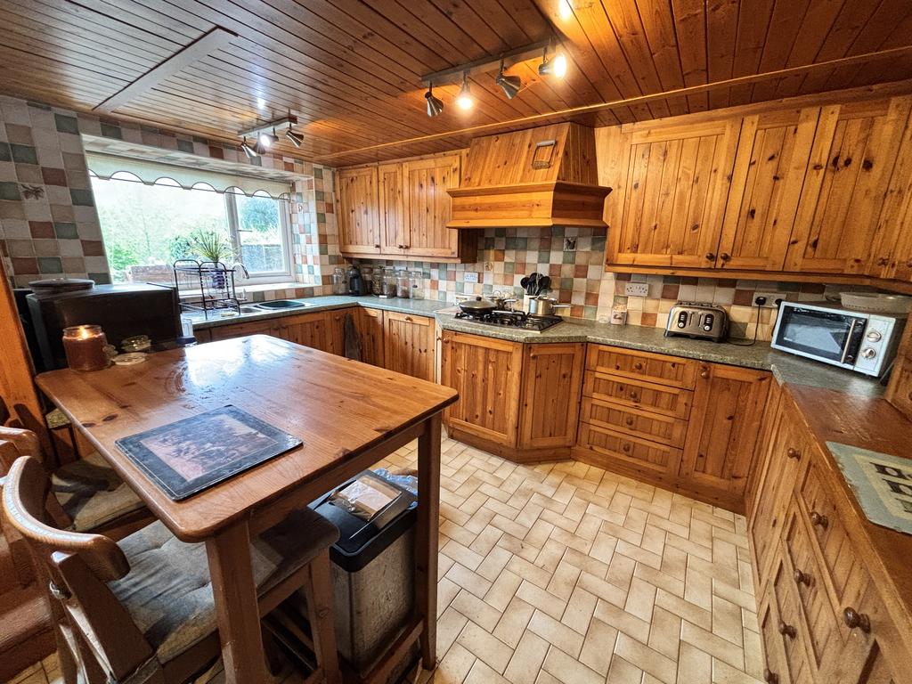 Kitchen/ Dining Room