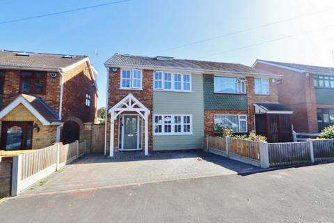 4 bedroom semi-detached house to rent, Oates Road, Essex, RM5