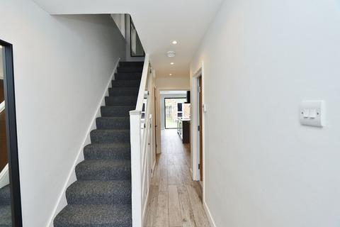 4 bedroom semi-detached house to rent, Oates Road, Essex, RM5