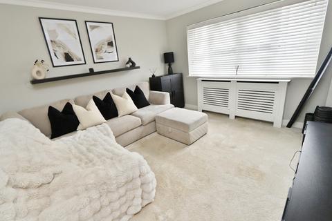 4 bedroom semi-detached house to rent, Oates Road, Essex, RM5