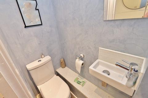 4 bedroom semi-detached house to rent, Oates Road, Essex, RM5