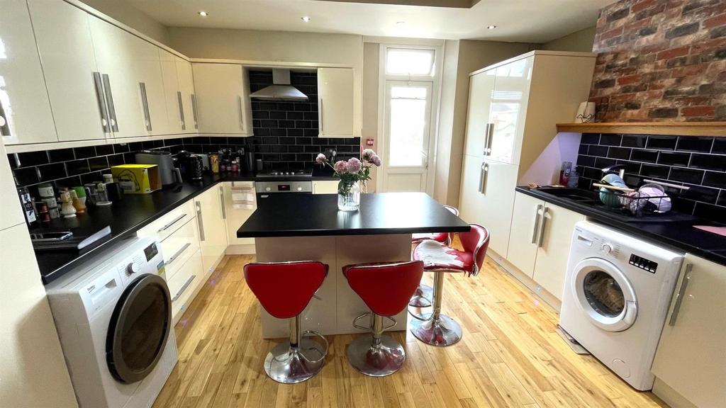 Open plan kitchen/ dining room