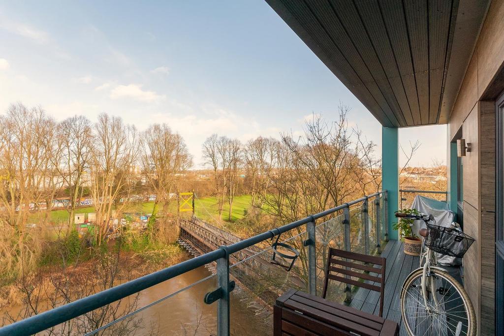 4 P5 W4 AV - Balcony B.jpg