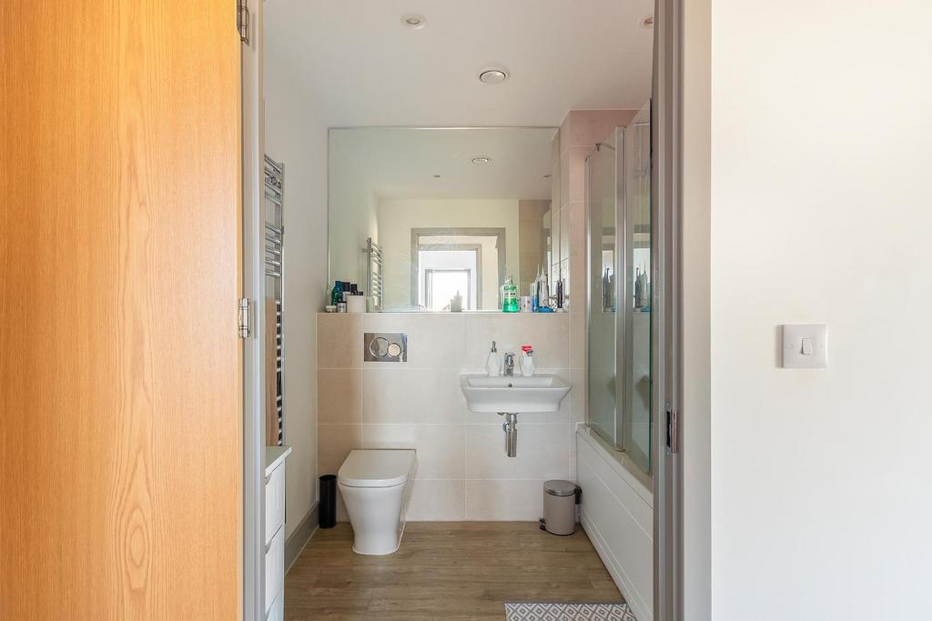 4 P5 W4 AV - Bathroom B.jpg