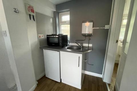 Studio to rent, Foster Hill Road, Bedford