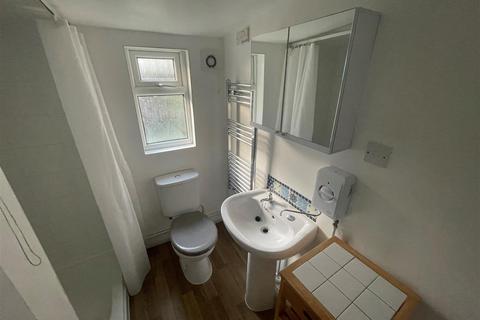 Studio to rent, Foster Hill Road, Bedford