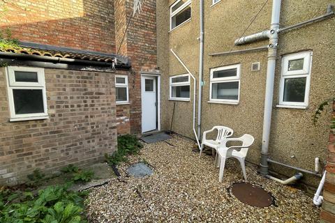 Studio to rent, Foster Hill Road, Bedford