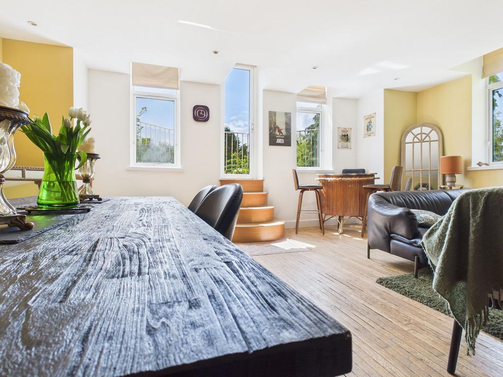 Lounge/Dining Room