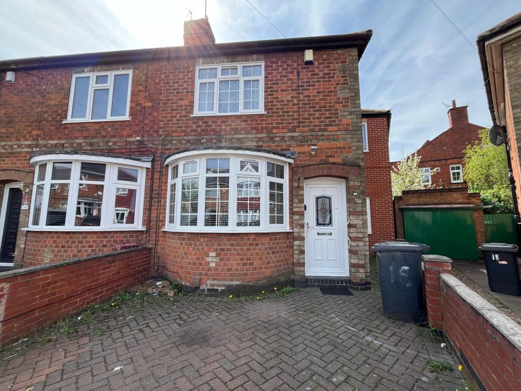 4 Bedroom Semi Detached House on Greenway