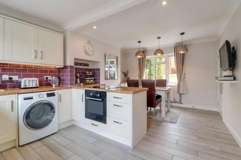 75 The Oval, Wood Street Village, Guildford, GU3 3DW