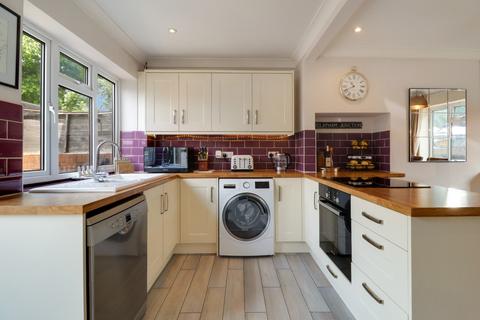 75 The Oval, Wood Street Village, Guildford, GU3 3DW