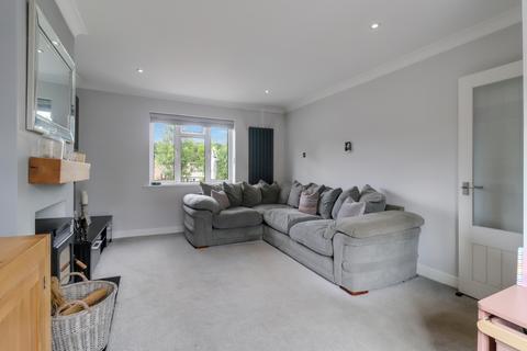 75 The Oval, Wood Street Village, Guildford, GU3 3DW