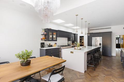 8 Egerton Gardens, London, W13 8HQ
