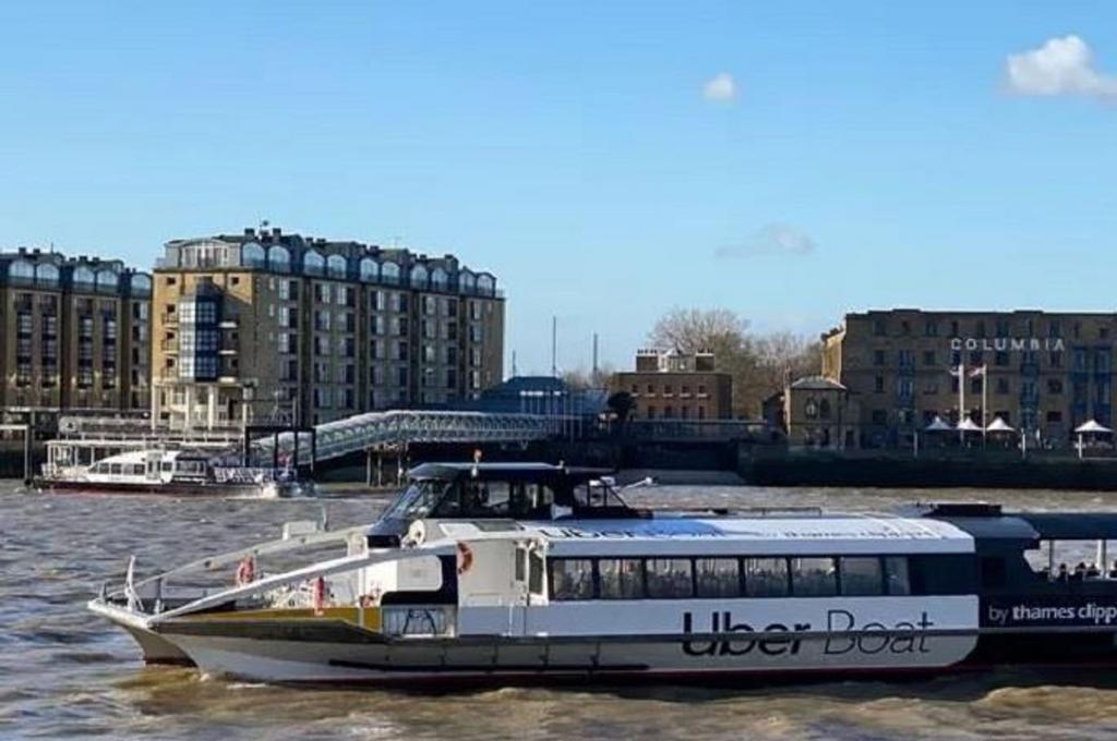 0 RB4-riverbuses-passing.jpg