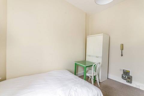 Studio to rent, Barons Court, Barons Court, London, W14
