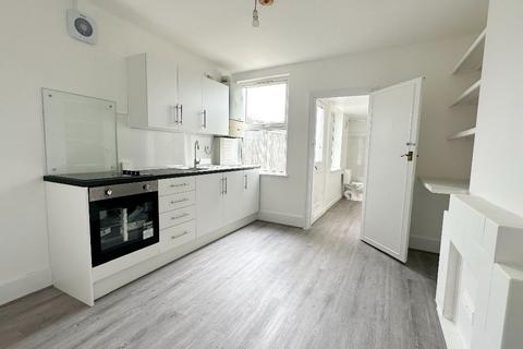 3 bedroom semi-detached house to rent, Dickerage Lane, New Malden